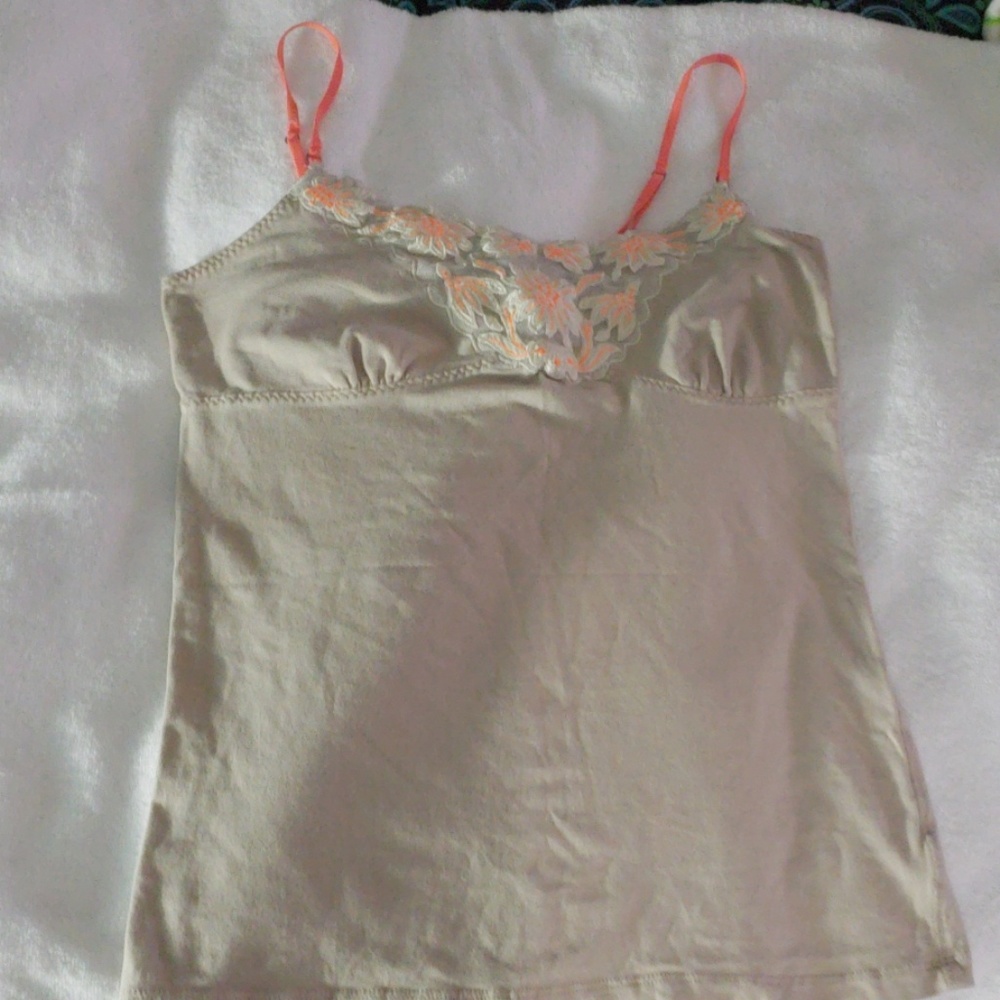 Tank top .